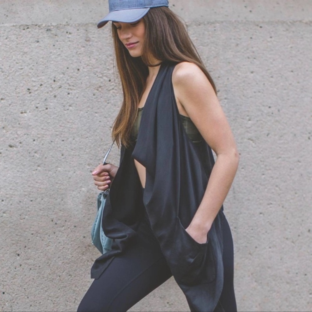 LULULEMON ATHLETICA Tranquility Sleeveless Wrap Vest Pockets Black